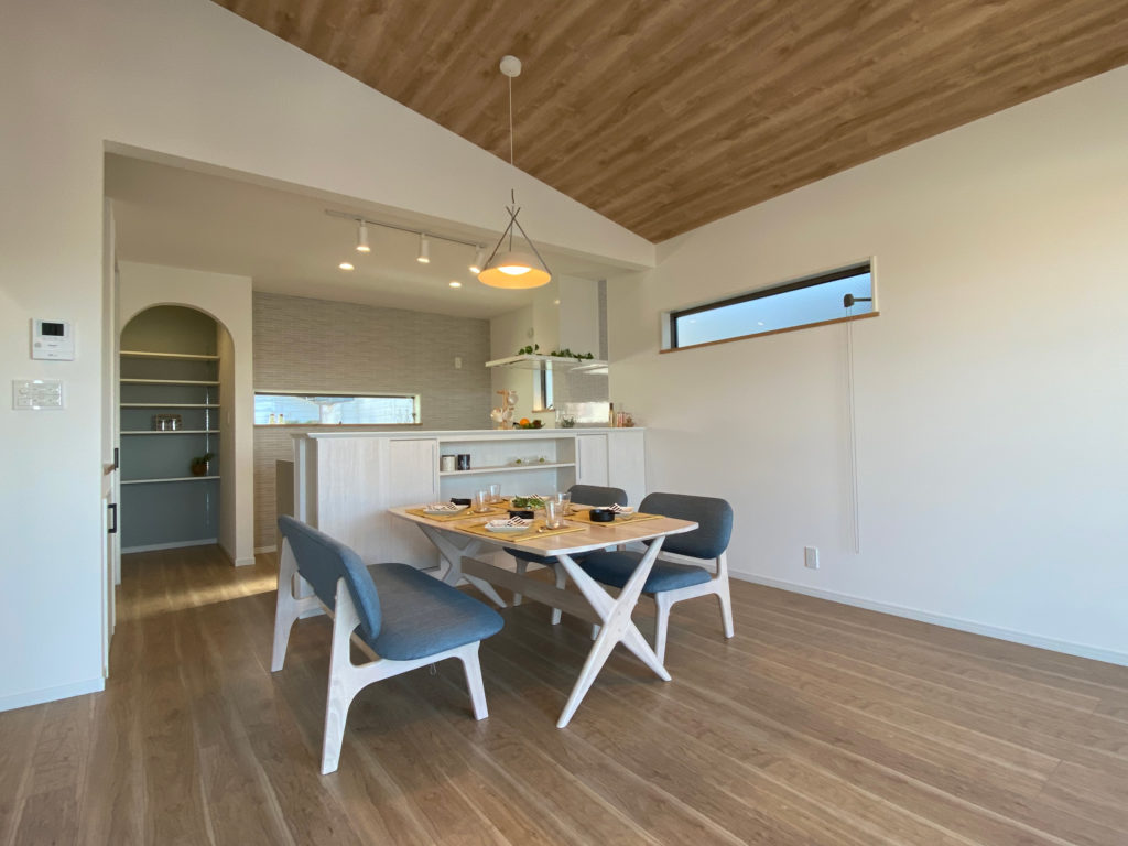 枚方市茄子作の家：アーチのパントリー付きダイニングとキッチン