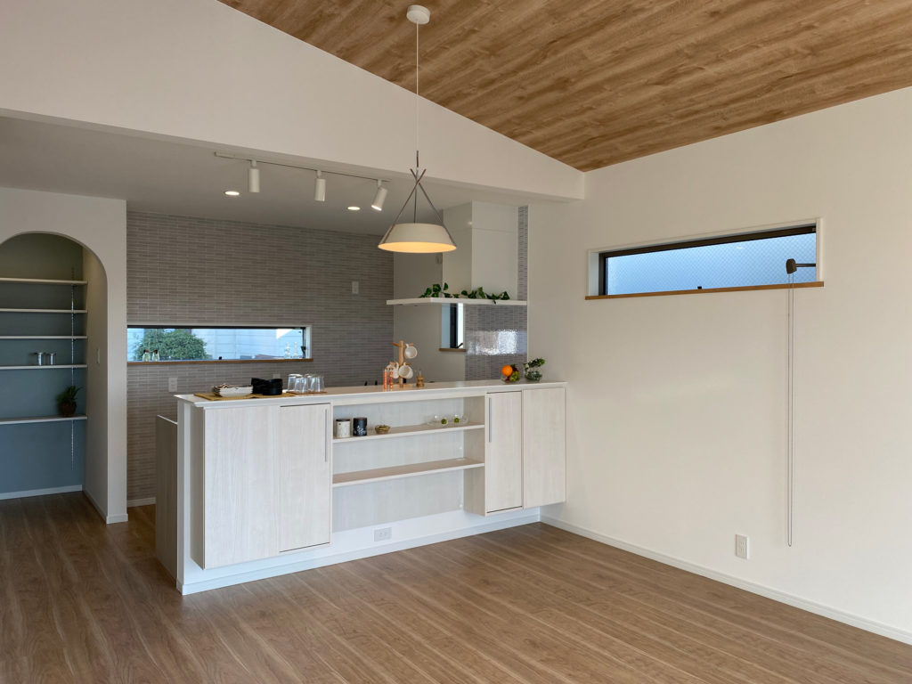 枚方市茄子作の家：ダイニングと対面キッチン