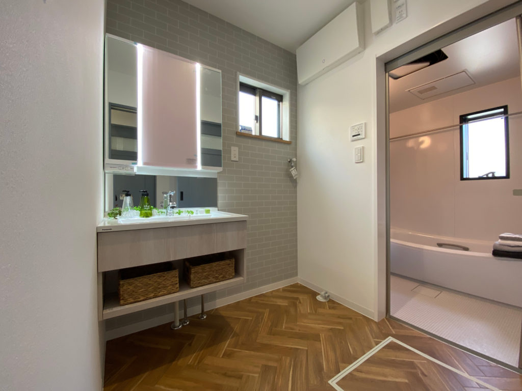 枚方市茄子作の家：洗面脱衣所とユニットバス