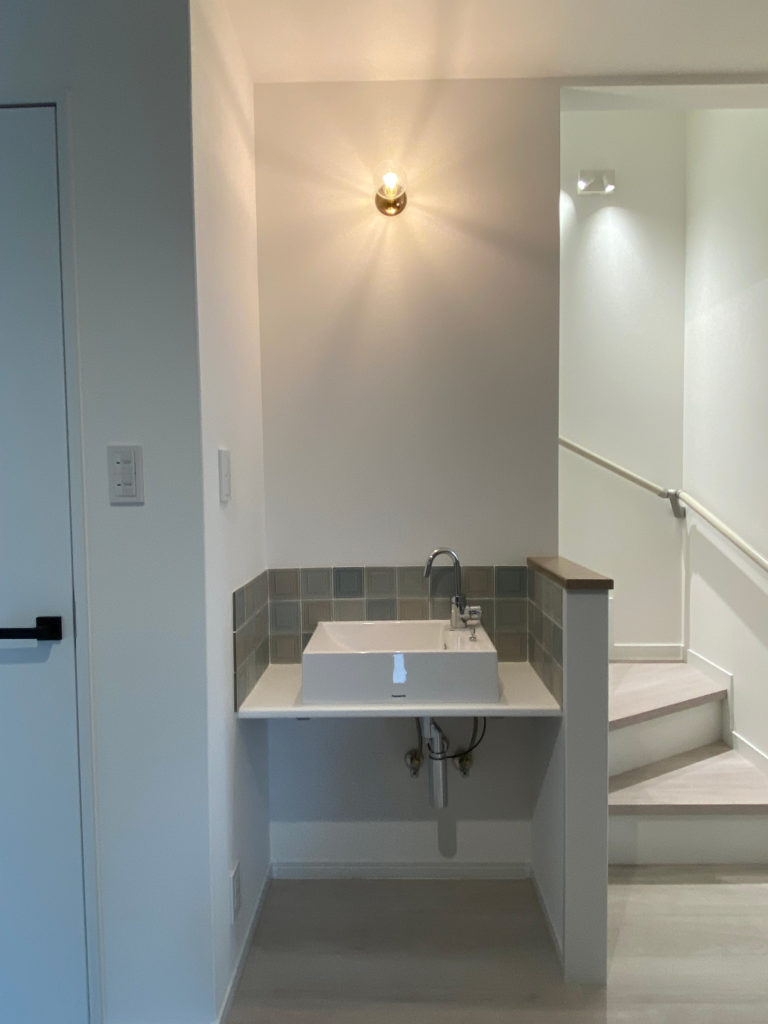 枚方市甲斐田新町の家：ニュアンスカラーのタイルが可愛い洗面台