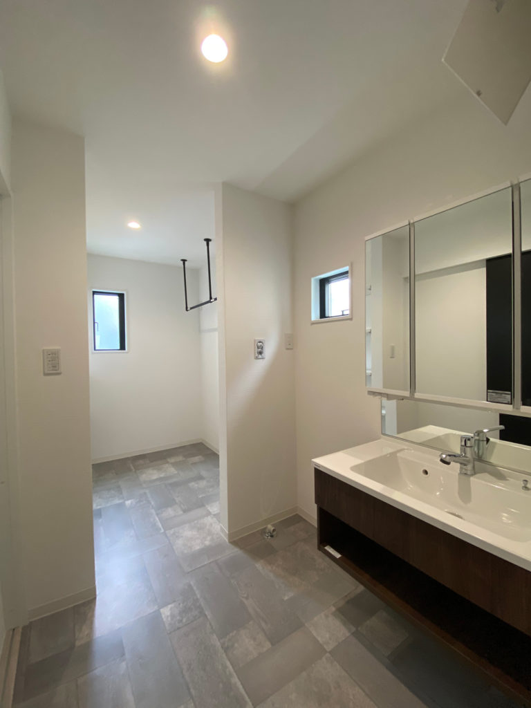 枚方市甲斐田新町の家：室内物干しを完備したサニタリールーム