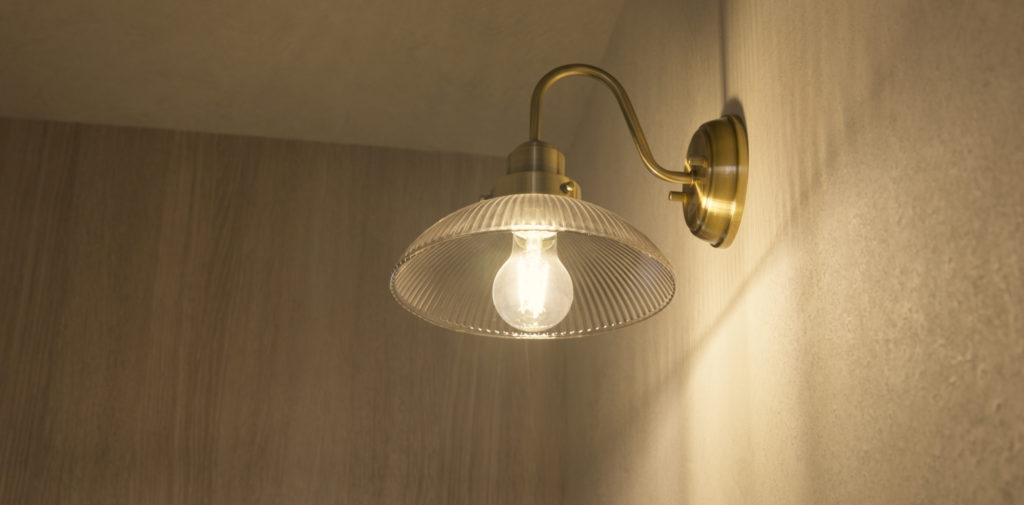 枚方市村野東町の家：アンティーク調の真鍮ブラケットライト