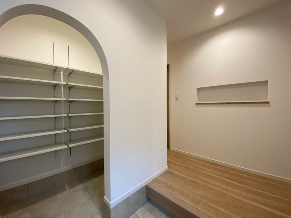 寝屋川市初町の家：アール壁の土間収納（シューズクローク）