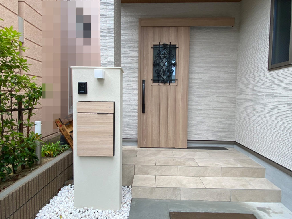 寝屋川市初町の家：玄関ポーチ